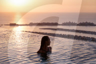 FEATURE - Der höchste 360-Grad-Infinity-Pool der Welt in 200 Metern Höhe ragt über Dubai