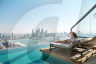 FEATURE - Der höchste 360-Grad-Infinity-Pool der Welt in 200 Metern Höhe ragt über Dubai