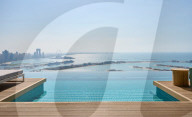 FEATURE - Der höchste 360-Grad-Infinity-Pool der Welt in 200 Metern Höhe ragt über Dubai