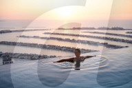 FEATURE - Der höchste 360-Grad-Infinity-Pool der Welt in 200 Metern Höhe ragt über Dubai