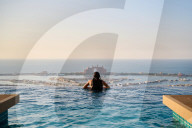FEATURE - Der höchste 360-Grad-Infinity-Pool der Welt in 200 Metern Höhe ragt über Dubai