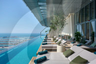 FEATURE - Der höchste 360-Grad-Infinity-Pool der Welt in 200 Metern Höhe ragt über Dubai