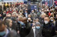 NEWS - Coronavirus: Pendler im Londoner Bahnhof King Cross