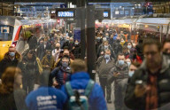 NEWS - Coronavirus: Pendler im Londoner Bahnhof King Cross