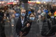 NEWS - Coronavirus: Pendler im Londoner Bahnhof King Cross