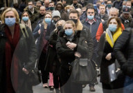 NEWS - Coronavirus: Pendler im Londoner Bahnhof King Cross