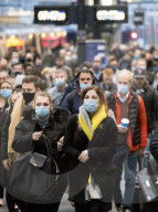 NEWS - Coronavirus: Pendler im Londoner Bahnhof King Cross