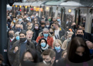 NEWS - Coronavirus: Pendler im Londoner Bahnhof King Cross