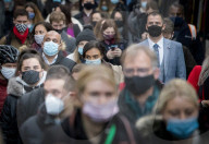 NEWS - Coronavirus: Pendler im Londoner Bahnhof King Cross