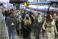 NEWS - Coronavirus:  Ab heute müssen die Menschen in öffentlichen Verkehrsmitteln und Geschäften in England einen Mundschutz tragen