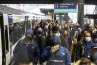 NEWS - Coronavirus:  Ab heute müssen die Menschen in öffentlichen Verkehrsmitteln und Geschäften in England einen Mundschutz tragen