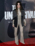 PEOPLE -  Schauspielerin Sandra Bullock trägt einen Stella McCartney Jumpsuit und eine Tyler Ellis Clutch bei der Premiere des Netflix-Films "The Unforgivable" in Los Angeles
