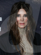 PEOPLE -  Schauspielerin Sandra Bullock trägt einen Stella McCartney Jumpsuit und eine Tyler Ellis Clutch bei der Premiere des Netflix-Films "The Unforgivable" in Los Angeles