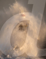 FEATURE - Aufgewühlte See: Sturm treibt gewaltige Brecher an den Leuchtturm von Sunderland