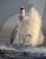 FEATURE - Aufgewühlte See: Sturm treibt gewaltige Brecher an den Leuchtturm von Sunderland