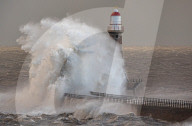 FEATURE - Aufgewühlte See: Sturm treibt gewaltige Brecher an den Leuchtturm von Sunderland