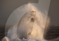 FEATURE - Aufgewühlte See: Sturm treibt gewaltige Brecher an den Leuchtturm von Sunderland