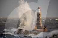 FEATURE - Aufgewühlte See: Sturm treibt gewaltige Brecher an den Leuchtturm von Sunderland