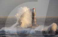 FEATURE - Aufgewühlte See: Sturm treibt gewaltige Brecher an den Leuchtturm von Sunderland