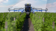 FEATURE - Schlanker Traktor für Champagner-Weinberge
