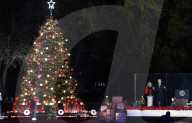 NEWS - Präsident Biden beim Anzünden der Beleuchtung des Weihnachtsbaums in Washington