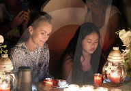 PEOPLE -  Laeticia Hallyday und Joy weinend am Grab von Johnny Hallyday in St. Barths