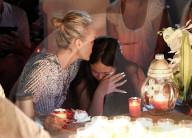 PEOPLE -  Laeticia Hallyday und Joy weinend am Grab von Johnny Hallyday in St. Barths