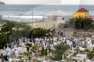 PEOPLE -  Laeticia Hallyday und Joy weinend am Grab von Johnny Hallyday in St. Barths