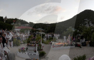 PEOPLE -  Laeticia Hallyday und Joy weinend am Grab von Johnny Hallyday in St. Barths