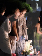 PEOPLE -  Laeticia Hallyday und Joy weinend am Grab von Johnny Hallyday in St. Barths