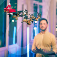 FEATURE - Der Weihnachtsmann kommt an Bord einer ferngesteuerten Drohne in die Stadt