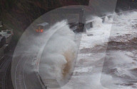 NEWS - Sturm Barra fegt über Grossbritannien: Gewaltige Wellen schlagen in Dawlish gegen die Strandpromenade