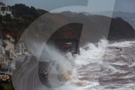 NEWS - Sturm Barra fegt über Grossbritannien: Gewaltige Wellen schlagen in Dawlish gegen die Strandpromenade