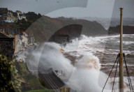 NEWS - Sturm Barra fegt über Grossbritannien: Gewaltige Wellen schlagen in Dawlish gegen die Strandpromenade