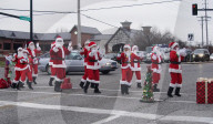 FEATURE - Tanzende Weihnachtsmänner unterhalten Autofahrer am Rotlicht in Frontenac, Missouri