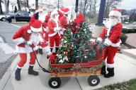 FEATURE - Tanzende Weihnachtsmänner unterhalten Autofahrer am Rotlicht in Frontenac, Missouri