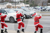 FEATURE - Tanzende Weihnachtsmänner unterhalten Autofahrer am Rotlicht in Frontenac, Missouri