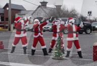 FEATURE - Tanzende Weihnachtsmänner unterhalten Autofahrer am Rotlicht in Frontenac, Missouri
