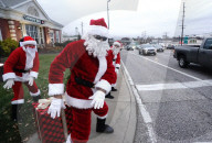 FEATURE - Tanzende Weihnachtsmänner unterhalten Autofahrer am Rotlicht in Frontenac, Missouri