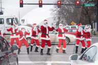 FEATURE - Tanzende Weihnachtsmänner unterhalten Autofahrer am Rotlicht in Frontenac, Missouri