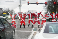 FEATURE - Tanzende Weihnachtsmänner unterhalten Autofahrer am Rotlicht in Frontenac, Missouri