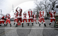 FEATURE - Tanzende Weihnachtsmänner unterhalten Autofahrer am Rotlicht in Frontenac, Missouri