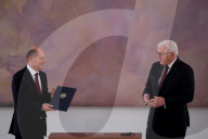 NEWS - Bundespräsident Steinmeier ernennt Olaf Scholz auf Schloss Bellevue offiziell zum neunten Bundeskanzler 