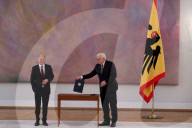NEWS - Bundespräsident Steinmeier ernennt Olaf Scholz auf Schloss Bellevue offiziell zum neunten Bundeskanzler 