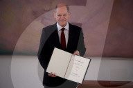 NEWS - Bundespräsident Steinmeier ernennt Olaf Scholz auf Schloss Bellevue offiziell zum neunten Bundeskanzler 