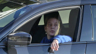 EXKLUSIV - Eine dŸster dreinblickende Lisa Marie Presley legt im Auto eine Rauchpause ein