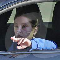 EXKLUSIV - Eine dŸster dreinblickende Lisa Marie Presley legt im Auto eine Rauchpause ein