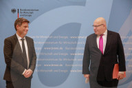 NEWS - Robert Habeck und Peter Altmaier bei der Amtsübergabe im Berliner Wirtschaftsministerium