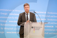 NEWS - Robert Habeck und Peter Altmaier bei der Amtsübergabe im Berliner Wirtschaftsministerium
