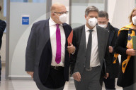 NEWS - Robert Habeck und Peter Altmaier bei der Amtsübergabe im Berliner Wirtschaftsministerium
